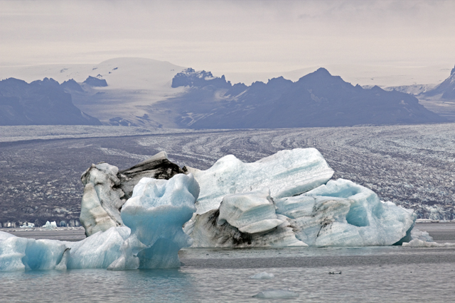 2011-07-06_11-35-31 island.jpg - Eisberge auf dem Jkulsarlon mit Blick zum Breidamerkurjkull